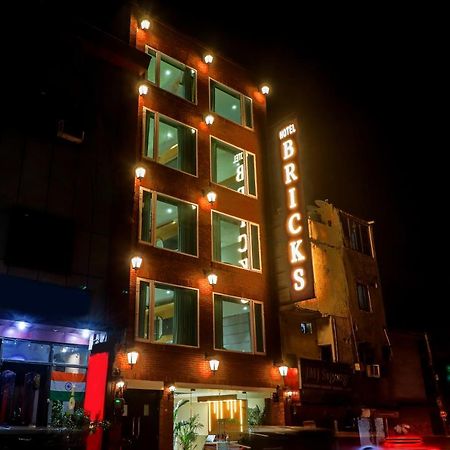 Hotel Bricks, Karol Bagh, New Delhi Bagian luar foto