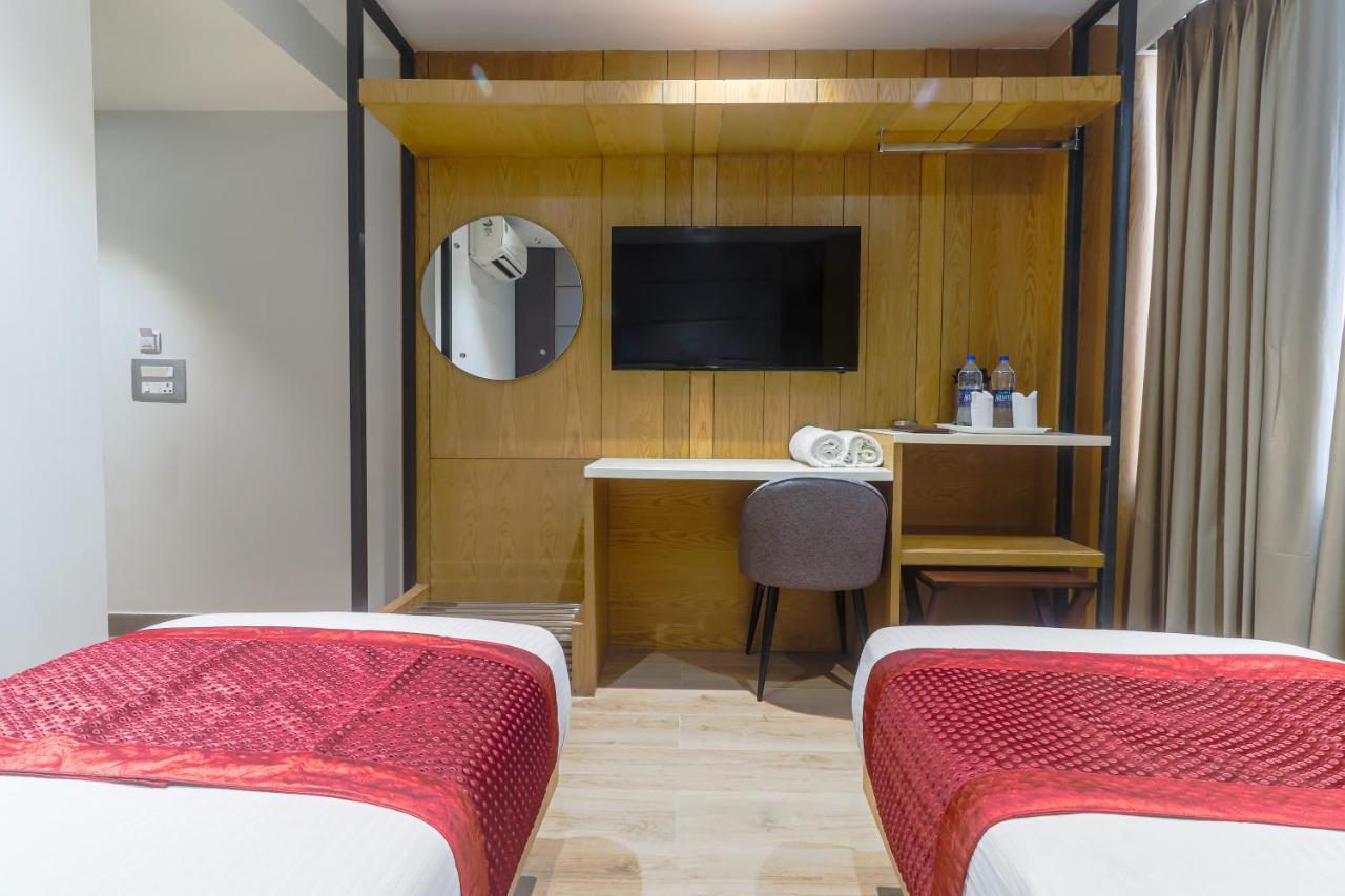 Hotel Bricks, Karol Bagh, New Delhi Bagian luar foto