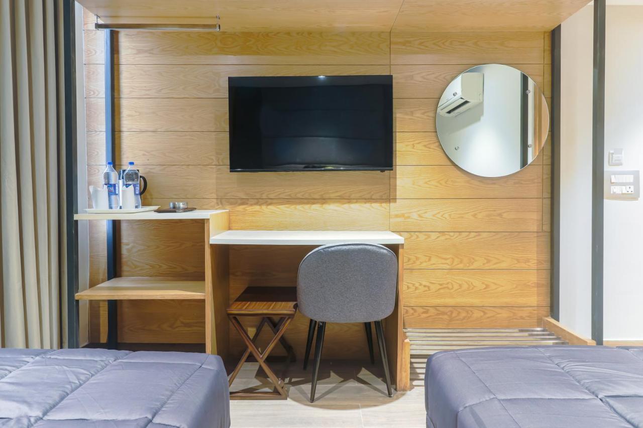 Hotel Bricks, Karol Bagh, New Delhi Bagian luar foto