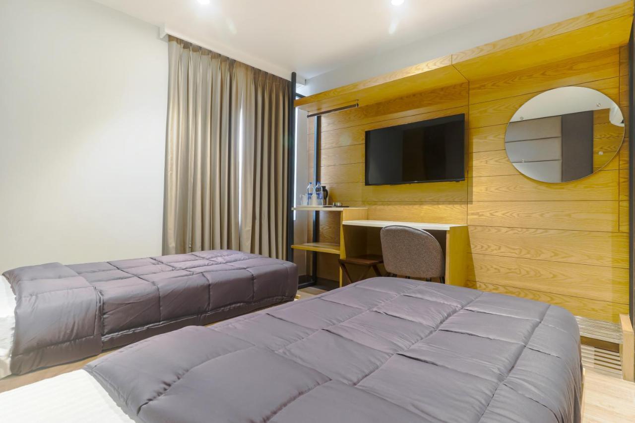Hotel Bricks, Karol Bagh, New Delhi Bagian luar foto