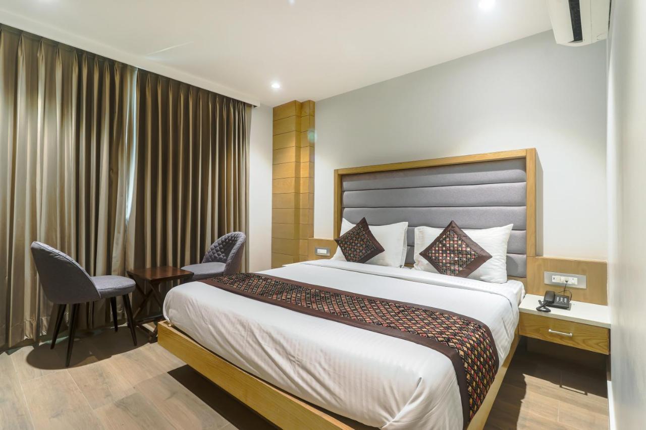 Hotel Bricks, Karol Bagh, New Delhi Bagian luar foto