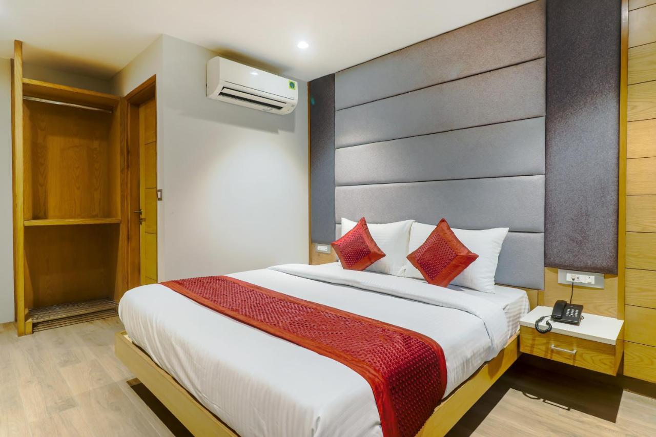 Hotel Bricks, Karol Bagh, New Delhi Bagian luar foto