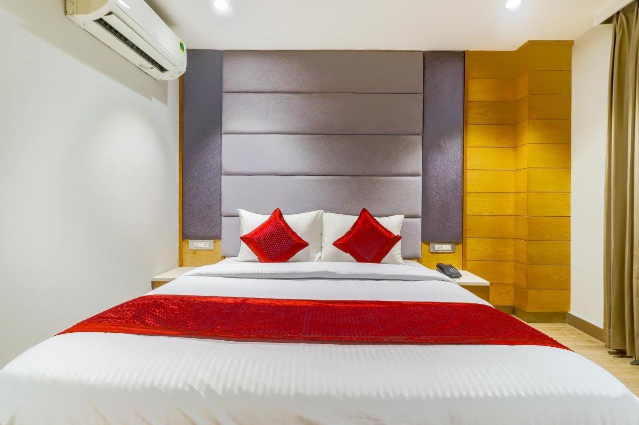 Hotel Bricks, Karol Bagh, New Delhi Bagian luar foto