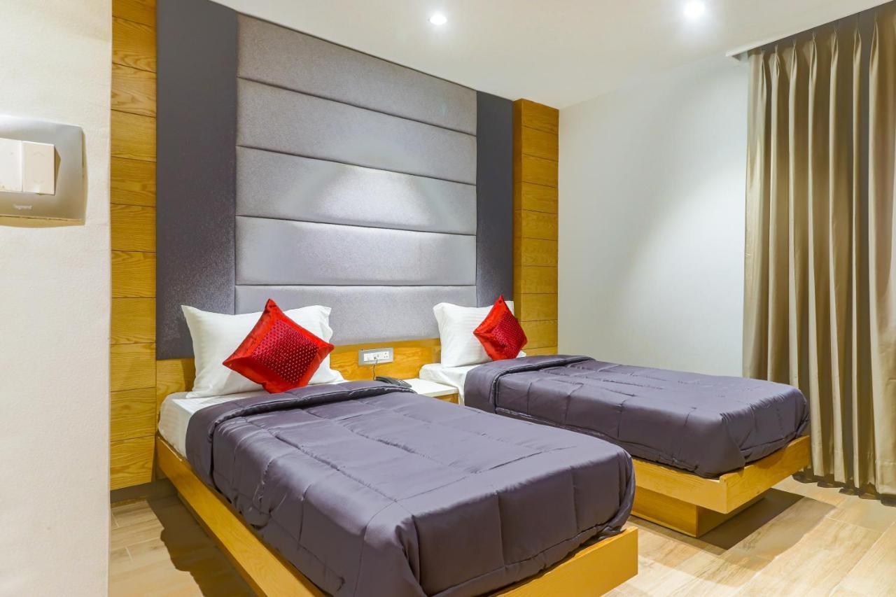 Hotel Bricks, Karol Bagh, New Delhi Bagian luar foto