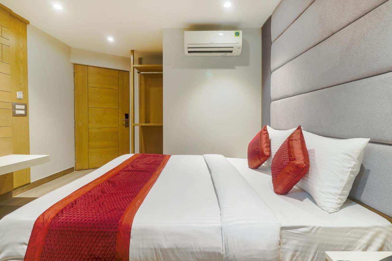 Hotel Bricks, Karol Bagh, New Delhi Bagian luar foto