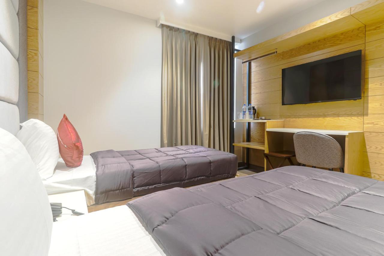 Hotel Bricks, Karol Bagh, New Delhi Bagian luar foto