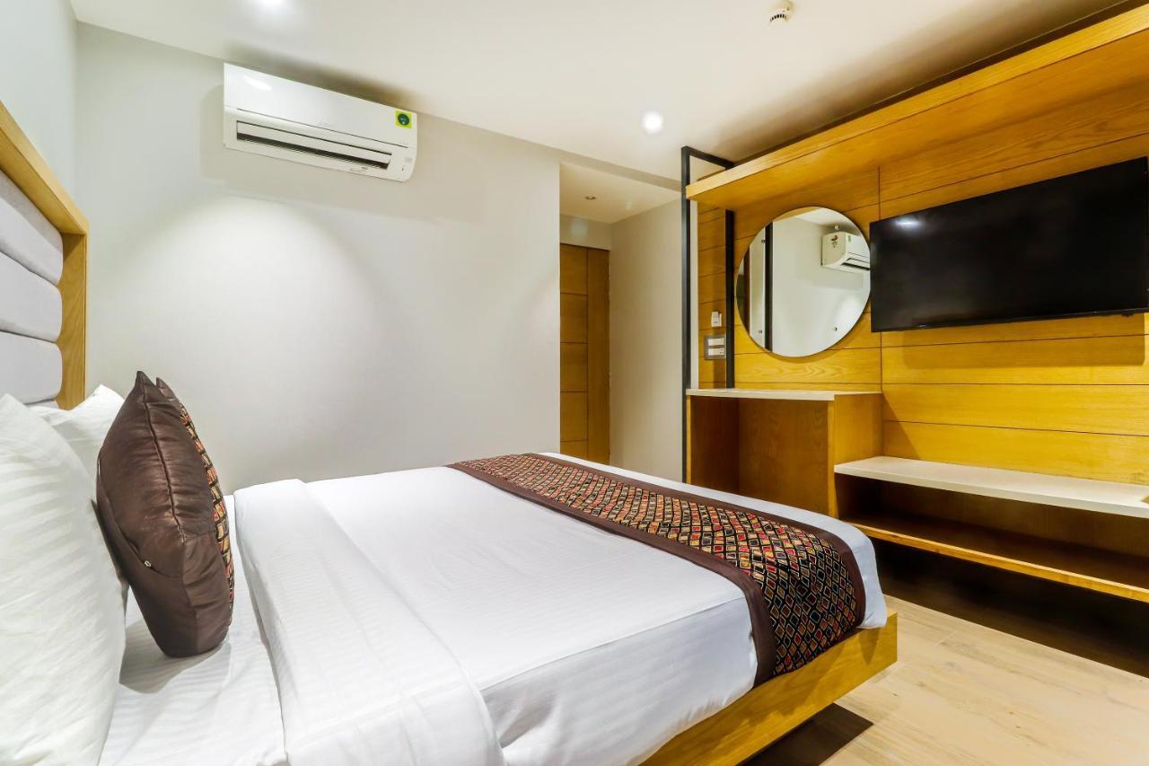 Hotel Bricks, Karol Bagh, New Delhi Bagian luar foto