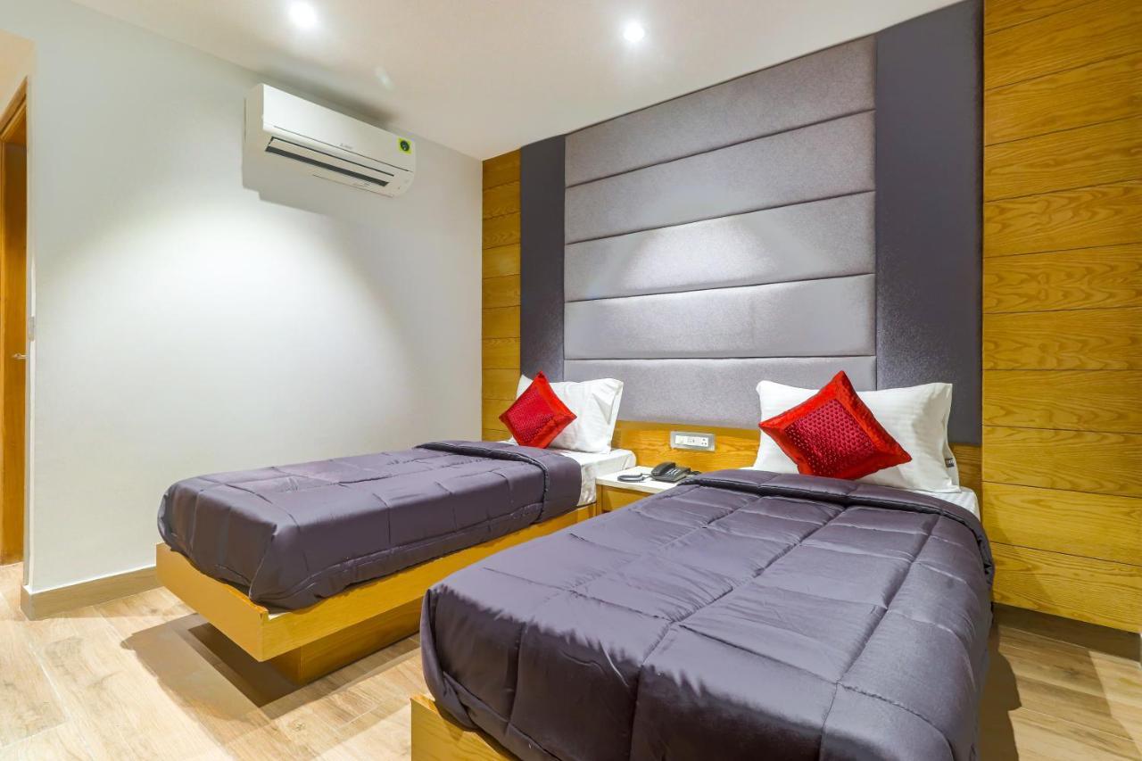Hotel Bricks, Karol Bagh, New Delhi Bagian luar foto