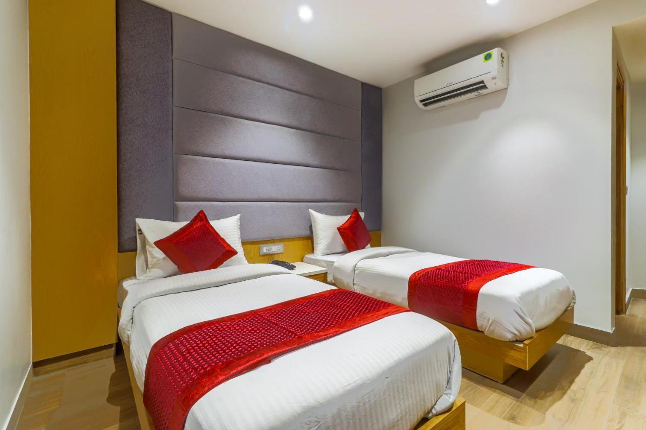 Hotel Bricks, Karol Bagh, New Delhi Bagian luar foto