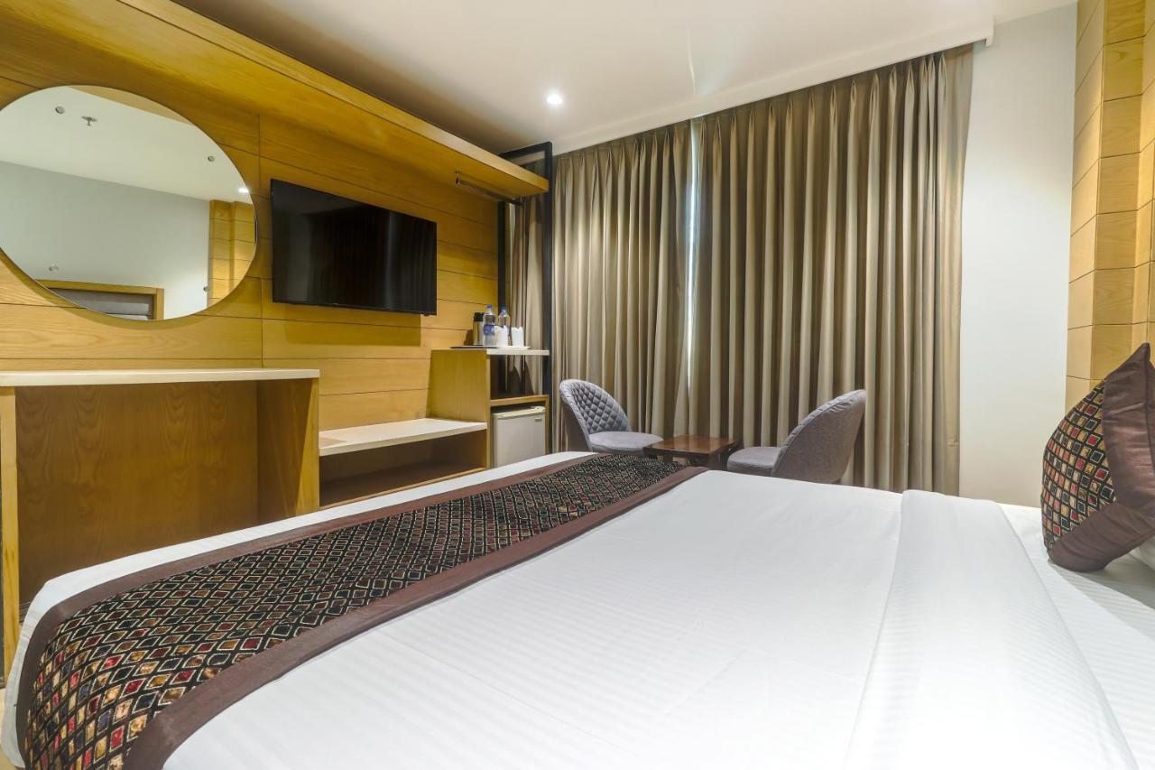 Hotel Bricks, Karol Bagh, New Delhi Bagian luar foto