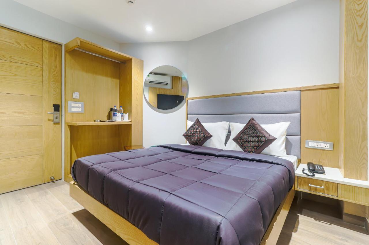 Hotel Bricks, Karol Bagh, New Delhi Bagian luar foto