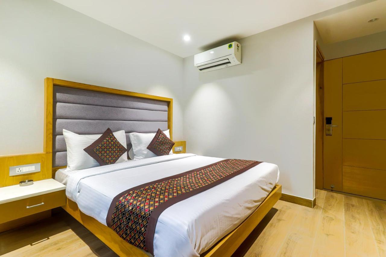 Hotel Bricks, Karol Bagh, New Delhi Bagian luar foto