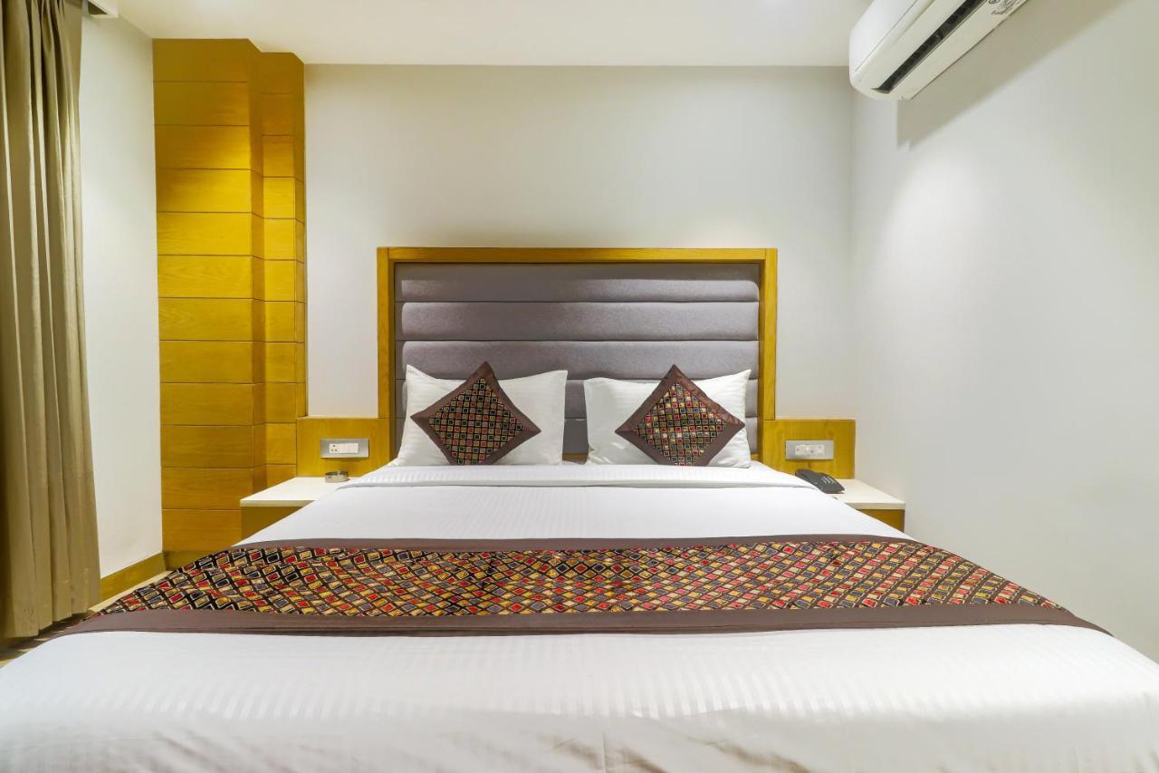 Hotel Bricks, Karol Bagh, New Delhi Bagian luar foto